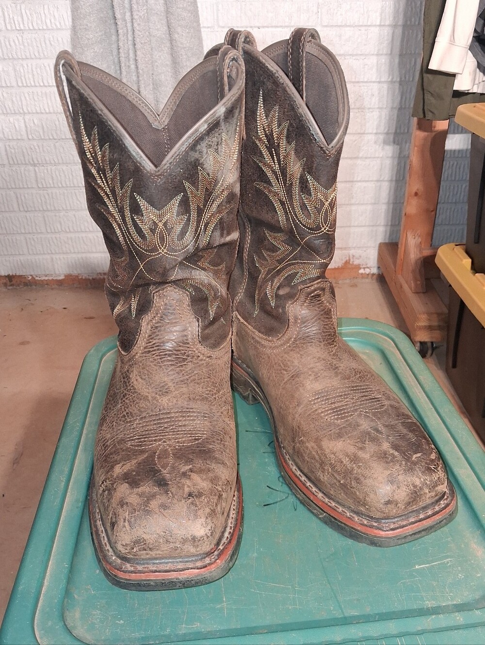 Ariat Men's Brown Embroidered Leather Western Boots In A Size 12EE.